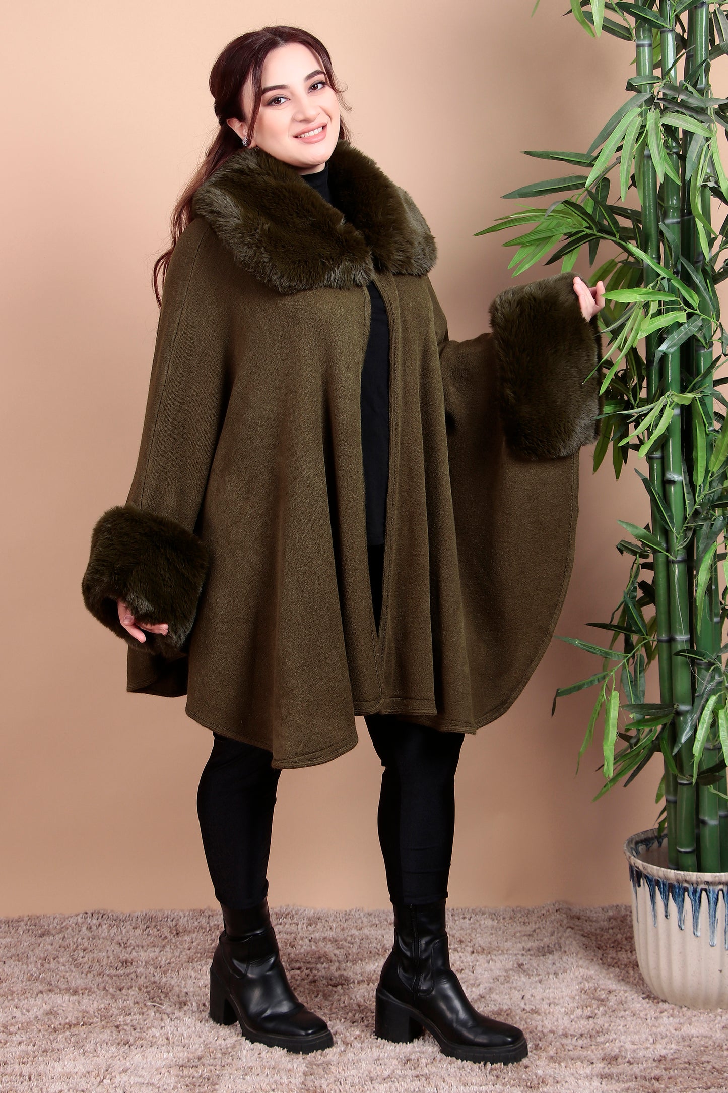 Legant Fur-Trimmed Cape