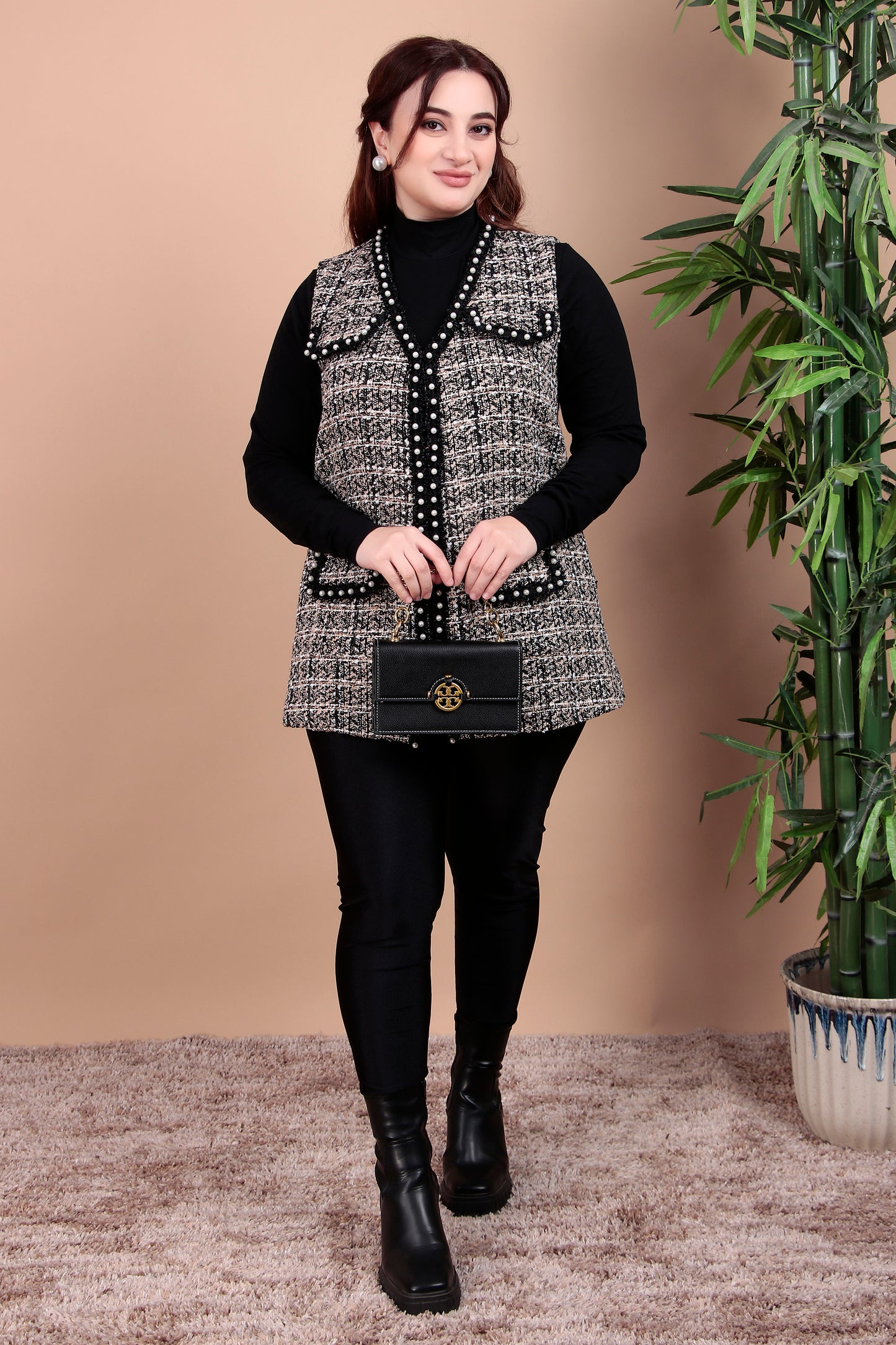 Sleeveless woolen jacket